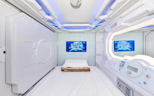 Space Q Capsule Hotel - photo 4