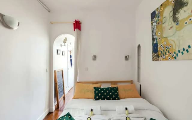 Quaint Apartment With Rooftop Views of Montmarte - photo 2