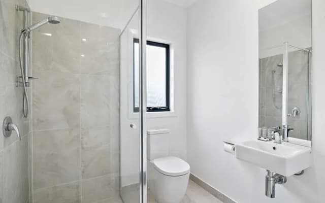 Spacious 5-bed Home in Peaceful Point Cook - photo 3