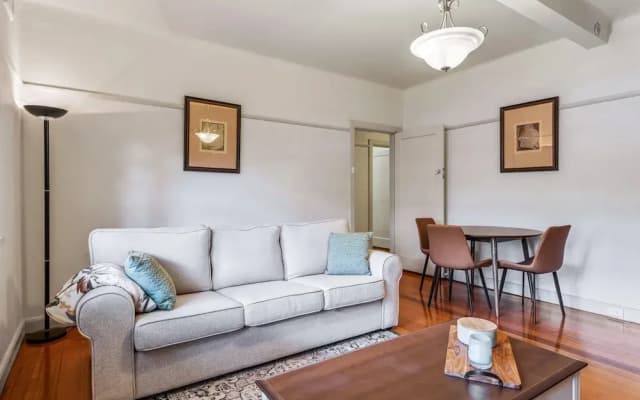 Charming 2-bed Apartment With Fireplace & Parking - photo 5