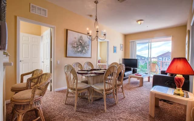 Newly Remodeled Lakeview Penthouse, Near Conv. Ctr - photo 2