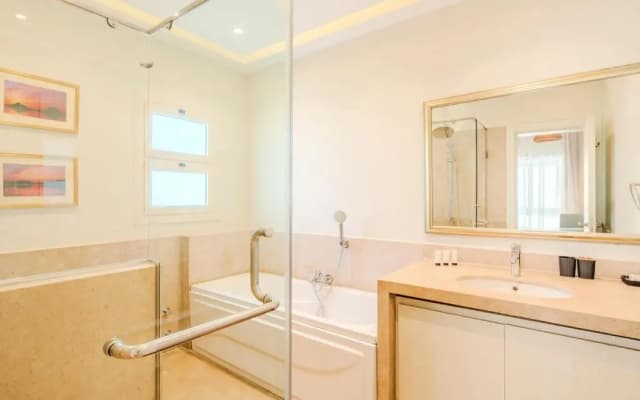 Longchamps Hotel - photo 5