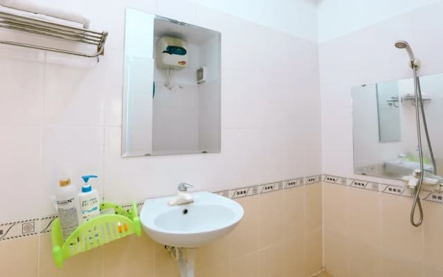 Huong Quynh Hotel by OYO Rooms - photo 2