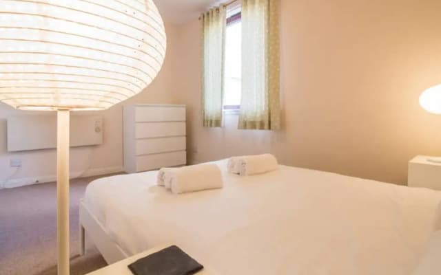 Spacious Canal side Apartment With Free Parking - photo 3