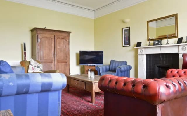 Central Edinburgh 4 Bedroom Flat - photo 4