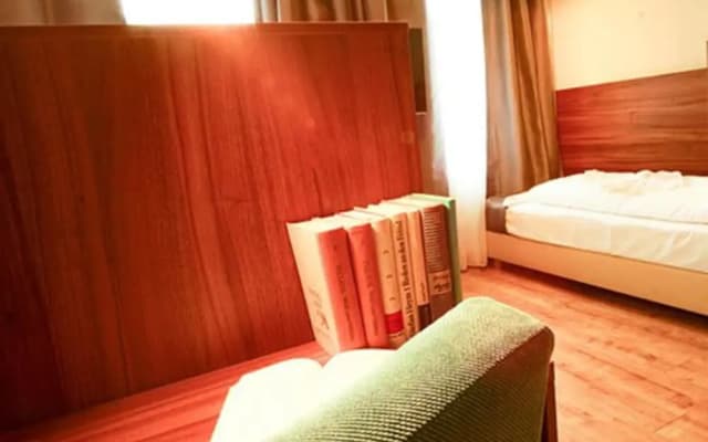 Bett und Buch - photo 2