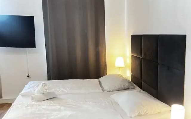Pleasant 2BR Apt Near U6 Schöpfwerk - photo 2