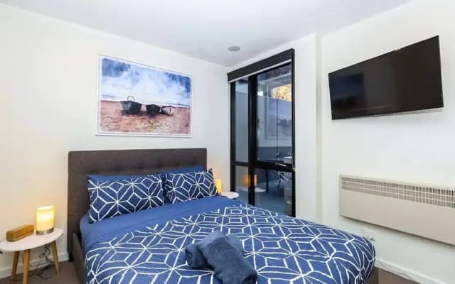 Unwind Bond Quarter Apartment 106 - photo 3