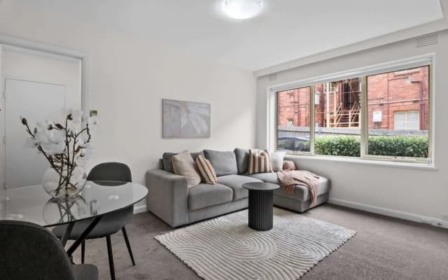 Bright 1-bed Apartment in St Kilda - photo 3
