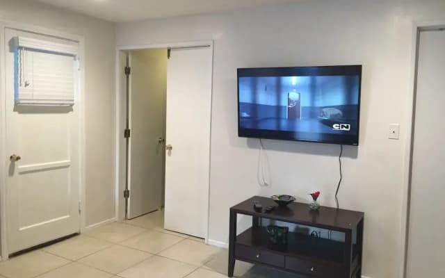 Lovely 1-Bedroom Home with Pool - photo 3