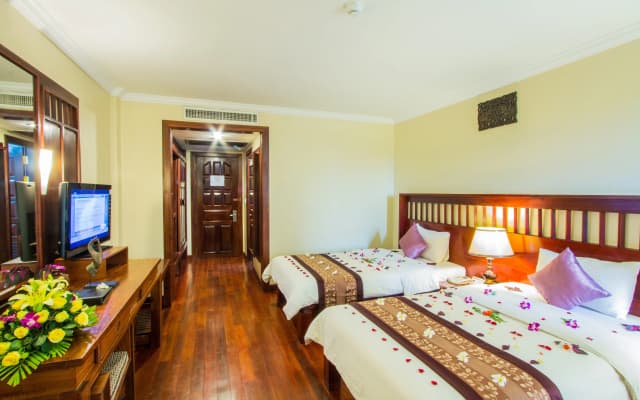Royal Empire Hotel - photo 4