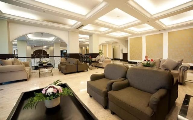 Royal Kuningan Hotel - photo 2