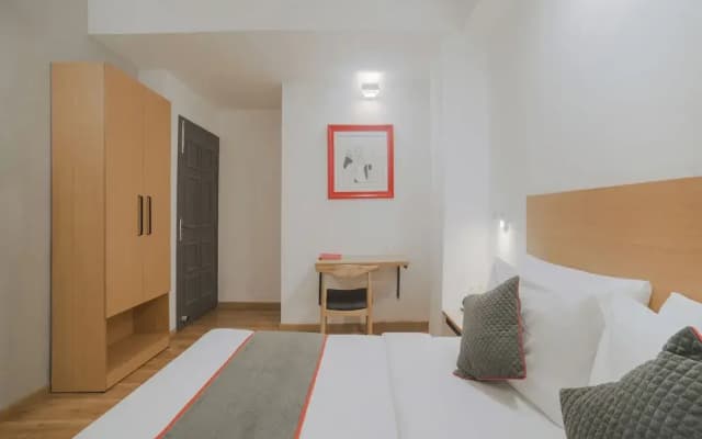 Oyo Townhouse 082 Chander Nagar Janakpuri - photo 2