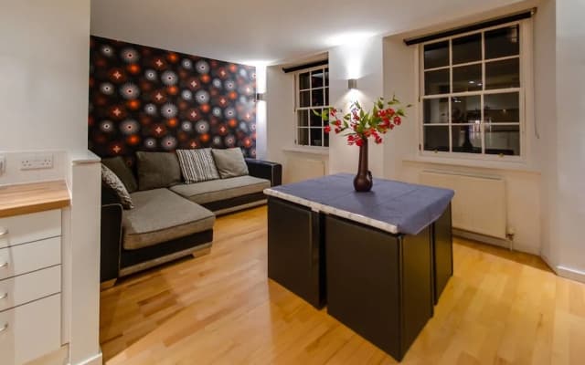 Stylish & Spacious Grassmarket 2bed/2bath - photo 2
