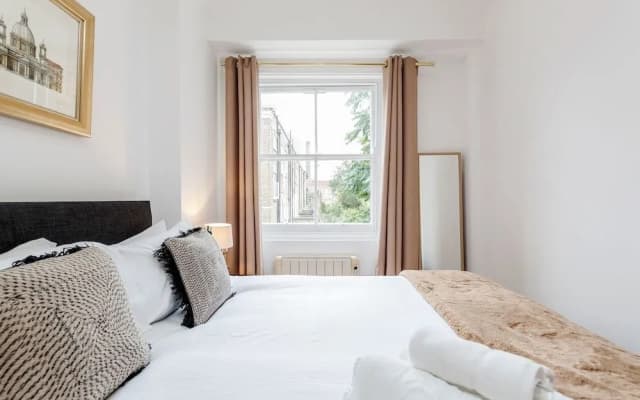 Kings Road Apartments - photo 2