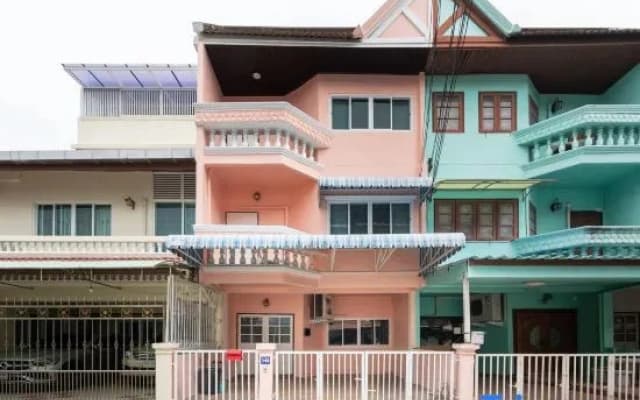 Spacious 4BRTownhouse|BTS Onnut|10 Guests| Parking - photo 2