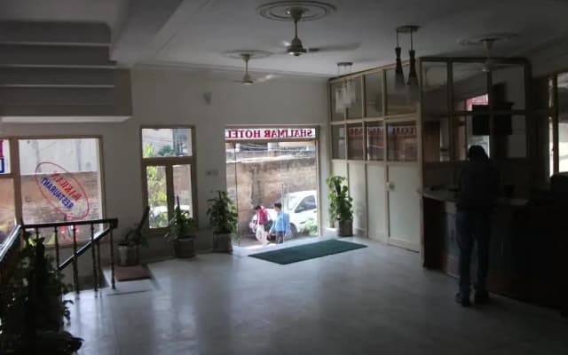Hotel Shalimar - photo 2