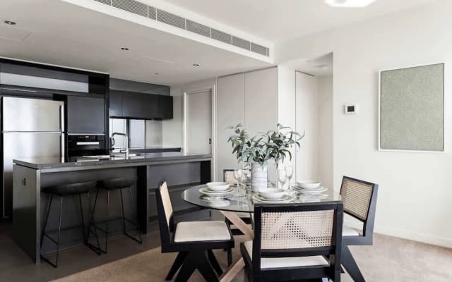 Harbour View 2BR Docklands Apt Near Marvel Stadium - photo 3
