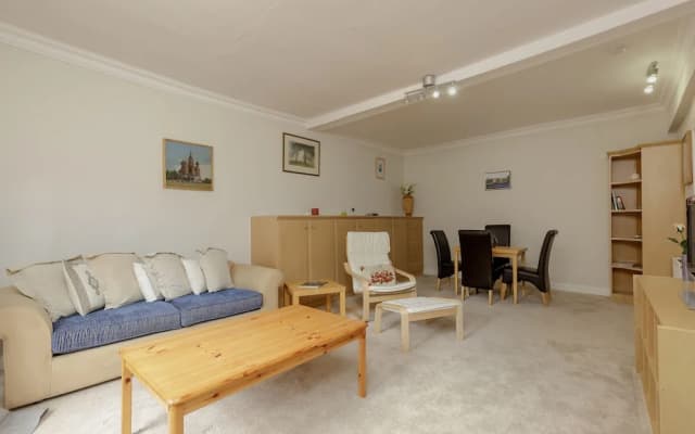 Classic Main Door Entry 2-bedroom New Town Apartment with Garden - photo 2