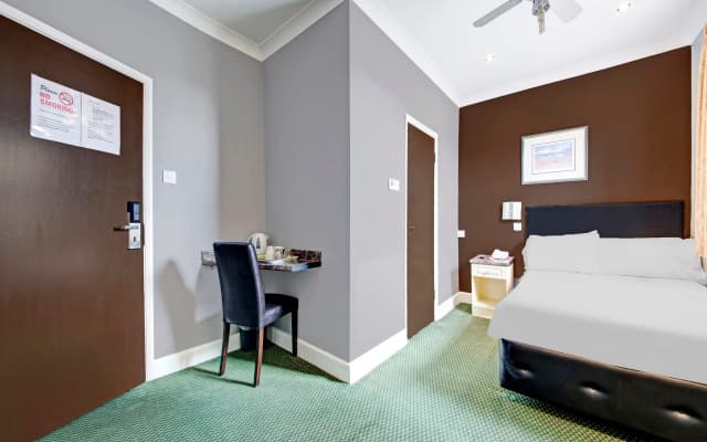 OYO Bostons Manor Hotel, Hanwell London - photo 2