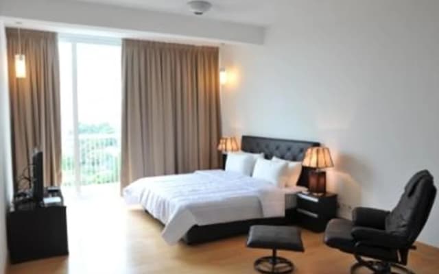 Brunsfield Embassyview Condosuite - photo 3
