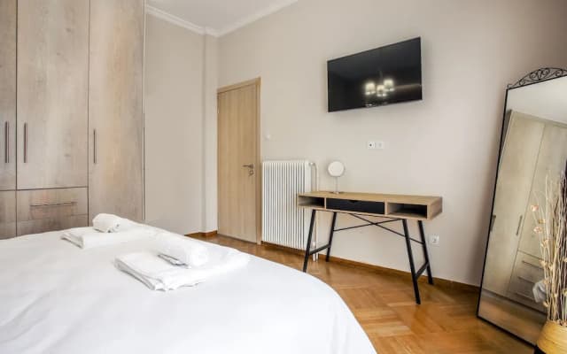 Spacious 3-Bedroom Apartment Near the Train - photo 3