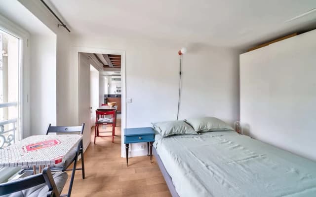 Charming 2 Room Apartment - Paris - photo 2