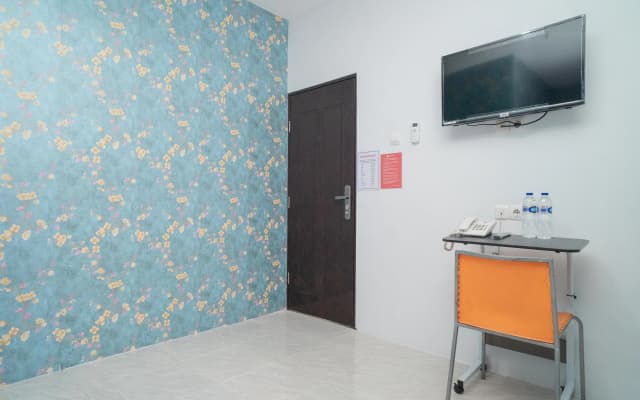 RedDoorz Plus near ITC Cempaka Mas 2 - photo 3