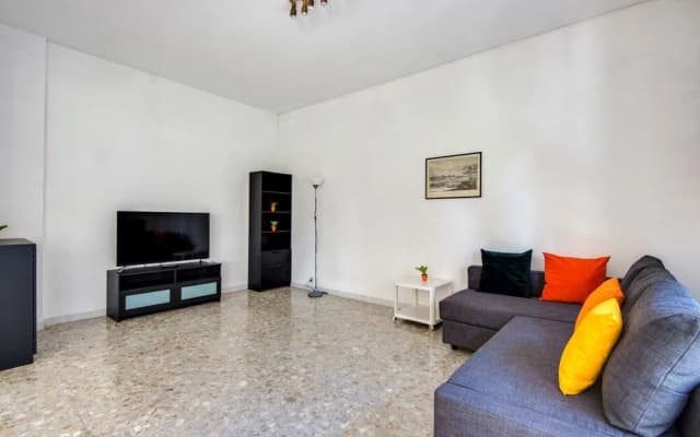 Very Spacious 3 Beds Flat in a Great Area - photo 2