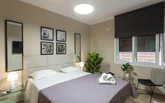 Privilege Apt with Private Yard- Parking - photo 2