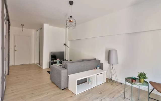 Charming 2 Room Apartment With Balcony - Paris 8ème - photo 5