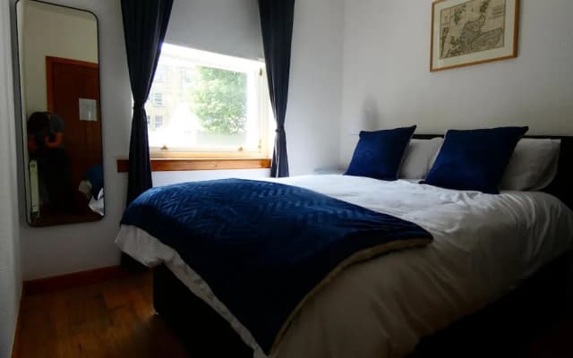 Central 2-bed Flat in Edinburgh - photo 2