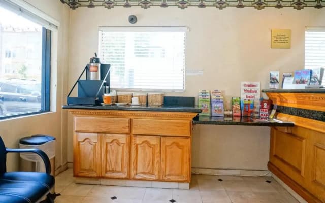 Van Ness Inn - photo 2