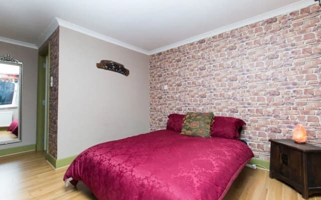 Charming 2BR Flat for 4 Overlooking Holyrood Park - photo 2