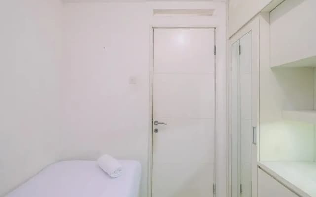 Modern And Tidy 2Br Bassura City Apartment - photo 2