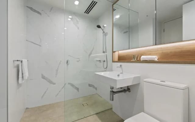 Luxe 2-bed: Modern Interiors, Balcony & BBQ Area - photo 5