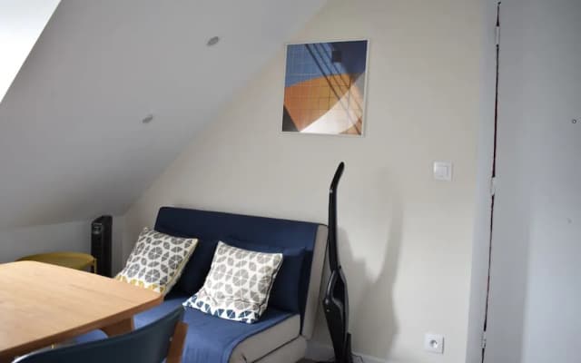 Cosy Renovated 1 Bedroom Apartment in 10th - photo 2