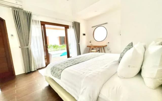King Bed Pool Villa Paradise - North Seminyak - photo 2