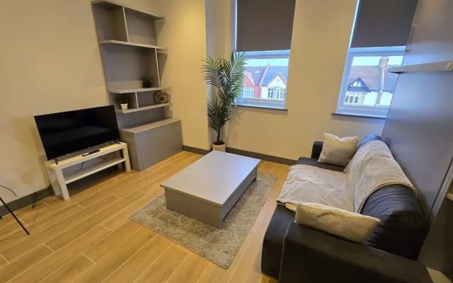 Finchley Stylish 1-Bed | Great Location - photo 5