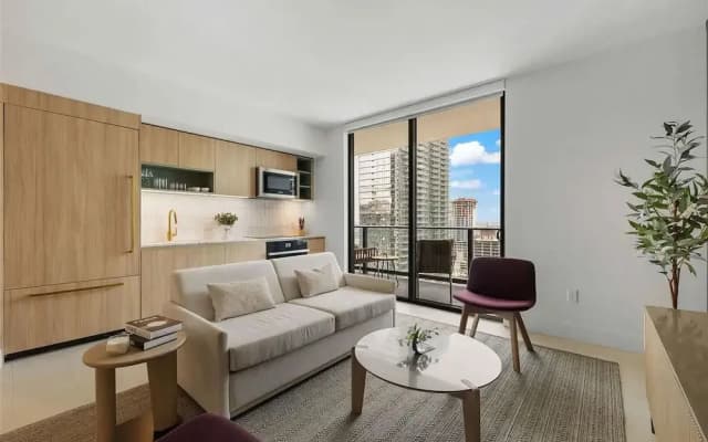 Luxury 2br-2bth Balcony Pool - photo 4