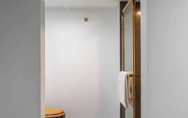Spacious One Bedroom Centrally Located - photo 2