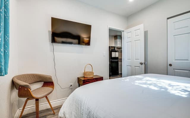 Explore Shops, Eats & Entertainment! Pasadena Apt - photo 2