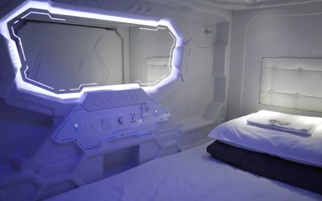 Aloha Capsule Hostel - photo 4