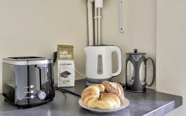 Classy and Cosy 1-bedroom Ensuite, 2min Walk From Cadet Metro - photo 4
