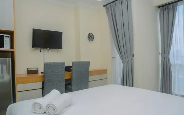 Pleasant and Simply Studio Room Menteng Park Apartment - photo 2