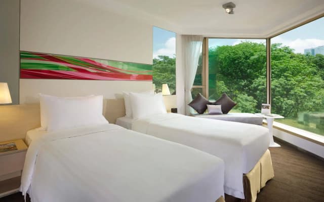 The Royal Pacific Hotel & Towers - photo 3