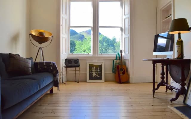 2 Bedroom Flat With Views of Holyrood - photo 2