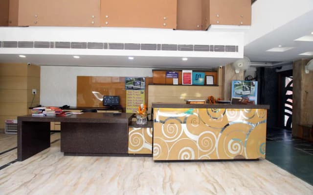 Hotel Krishna Plaza - photo 2
