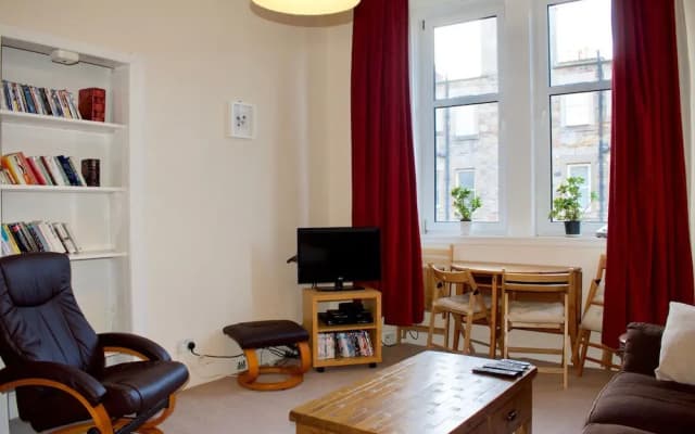 1 Bedroom Central Edinburgh Flat - photo 5