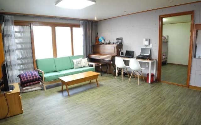 Campfire Guesthouse - photo 2